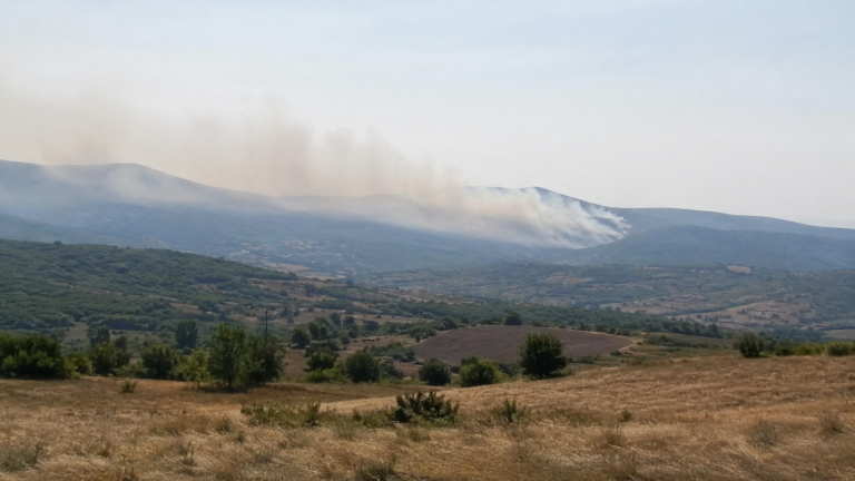 Димна мараня над сух пейзаж в България през август
